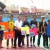 Juara volley ball Ciginting Cup berfoto bersama seusai menerima hadiah.